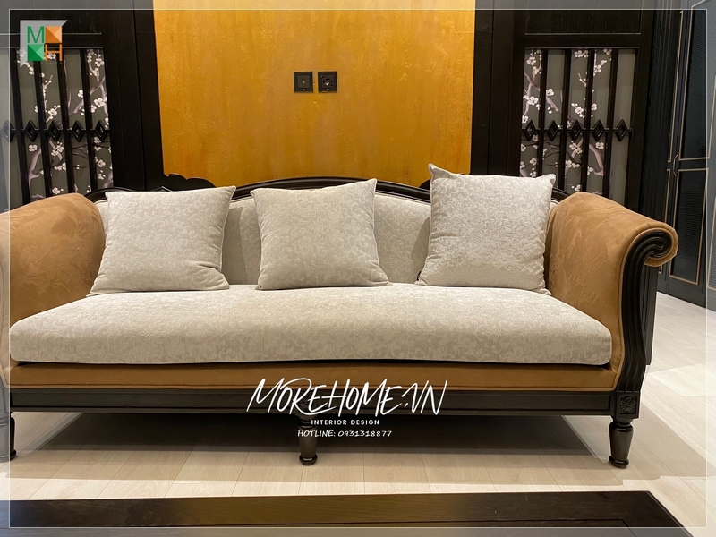 Sofa văng dài có tựa bọc nệm màu nâu phong cách indochine thể hiện sự sang trọng, cao cấp, thẩm mỹ